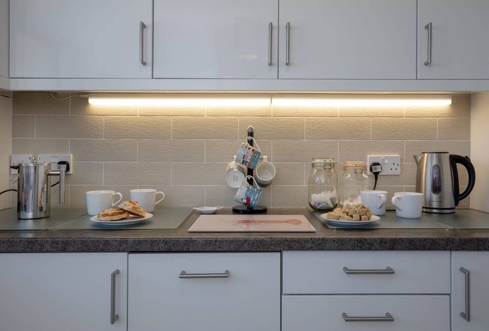 Avalon, Brixham: Fully-equipped kitchen