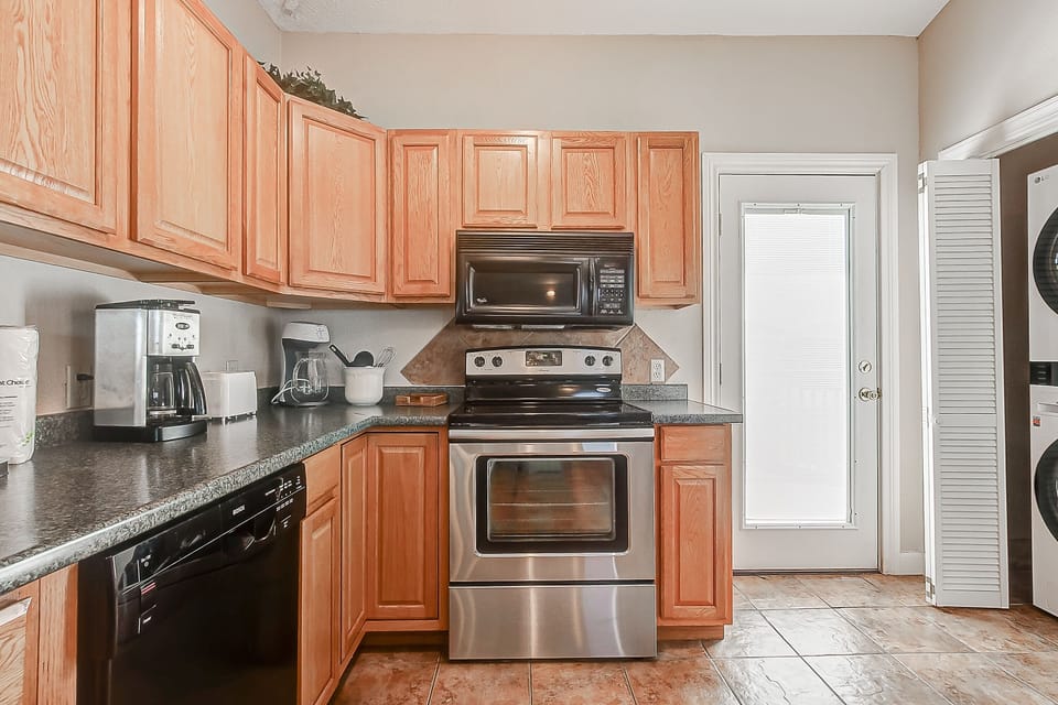 House, 3 Bedrooms | Private kitchen | Fridge, oven, coffee/tea maker