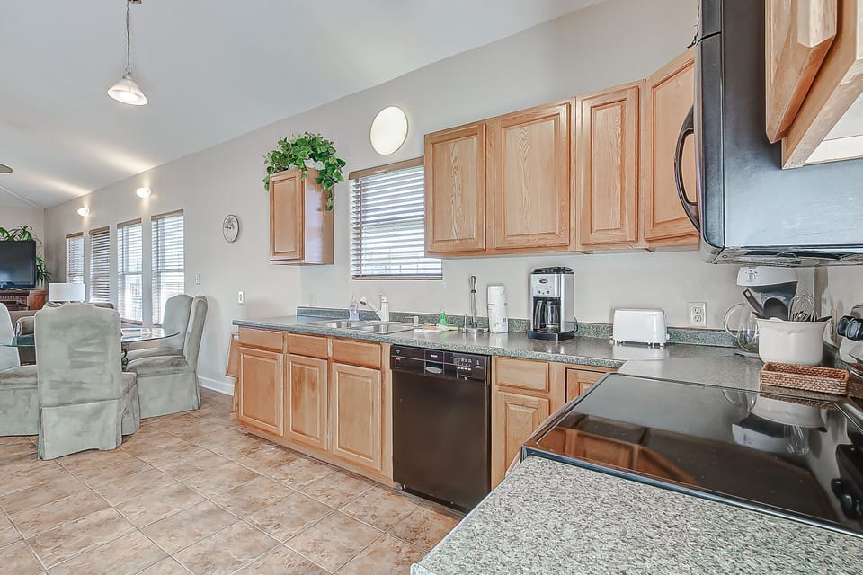 House, 3 Bedrooms | Private kitchen | Fridge, oven, coffee/tea maker