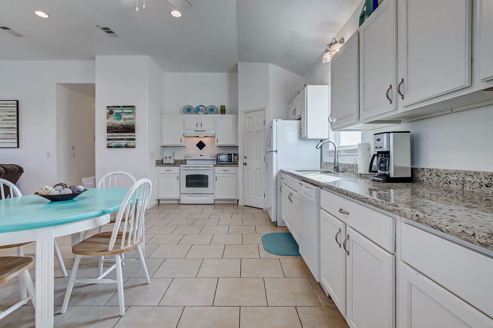 House, 3 Bedrooms | Private kitchen | Coffee/tea maker, fridge, oven, toaster