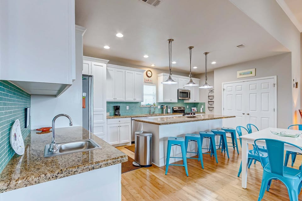 House, 4 Bedrooms | Private kitchen | Fridge, oven, coffee/tea maker