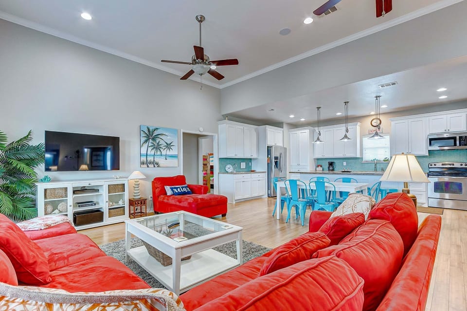 House, 4 Bedrooms | Living area | Smart TV