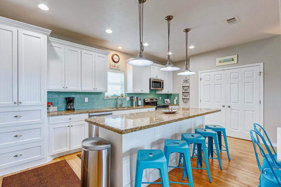 House, 4 Bedrooms | Private kitchen | Fridge, oven, coffee/tea maker