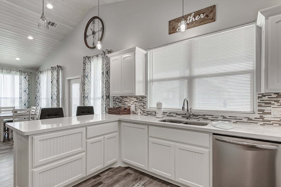 House, 4 Bedrooms | Private kitchen | Fridge, oven, coffee/tea maker, toaster