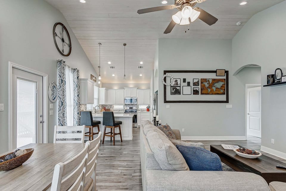 House, 4 Bedrooms | Living area | Smart TV