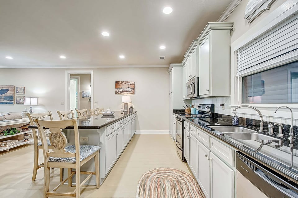 House, 3 Bedrooms | Private kitchen | Fridge, oven, coffee/tea maker