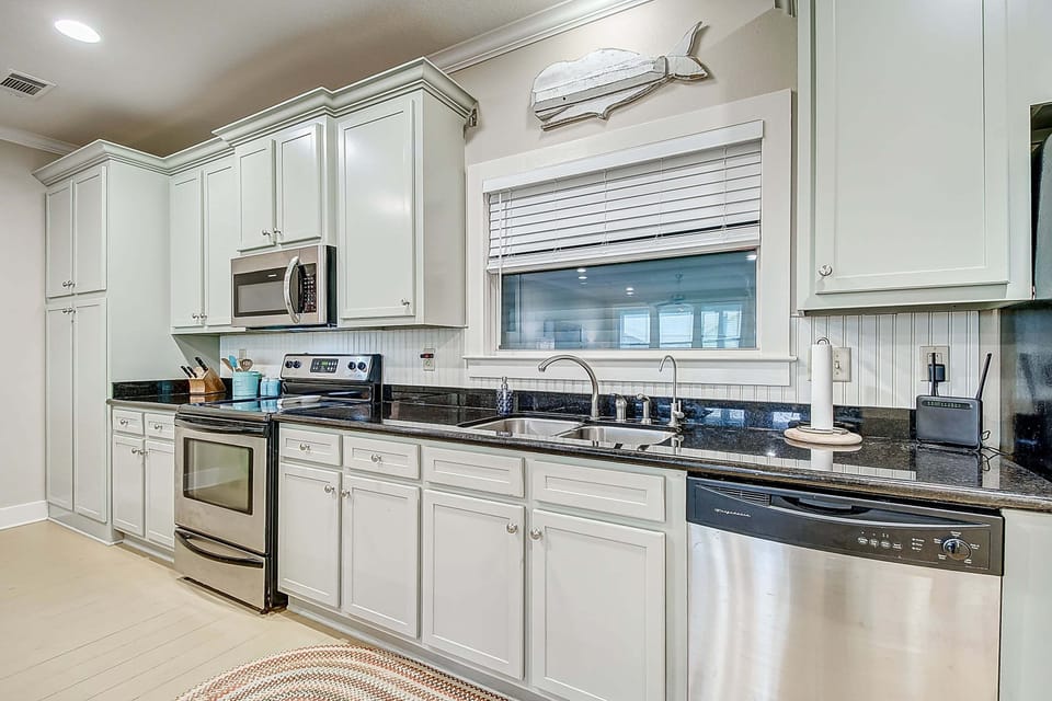 House, 3 Bedrooms | Private kitchen | Fridge, oven, coffee/tea maker