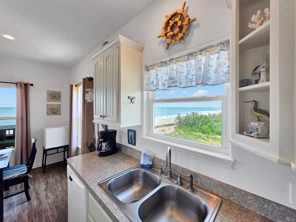 House, 2 Bedrooms | Private kitchen | Coffee/tea maker, fridge, oven, toaster