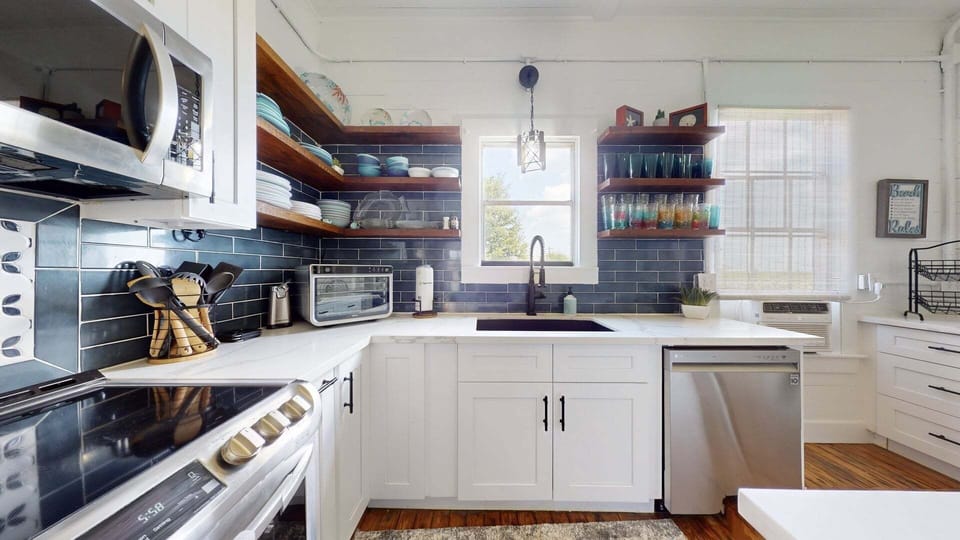House, 5 Bedrooms | Private kitchen | Fridge, oven, coffee/tea maker, toaster