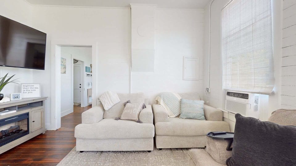 House, 5 Bedrooms | Living area | Smart TV