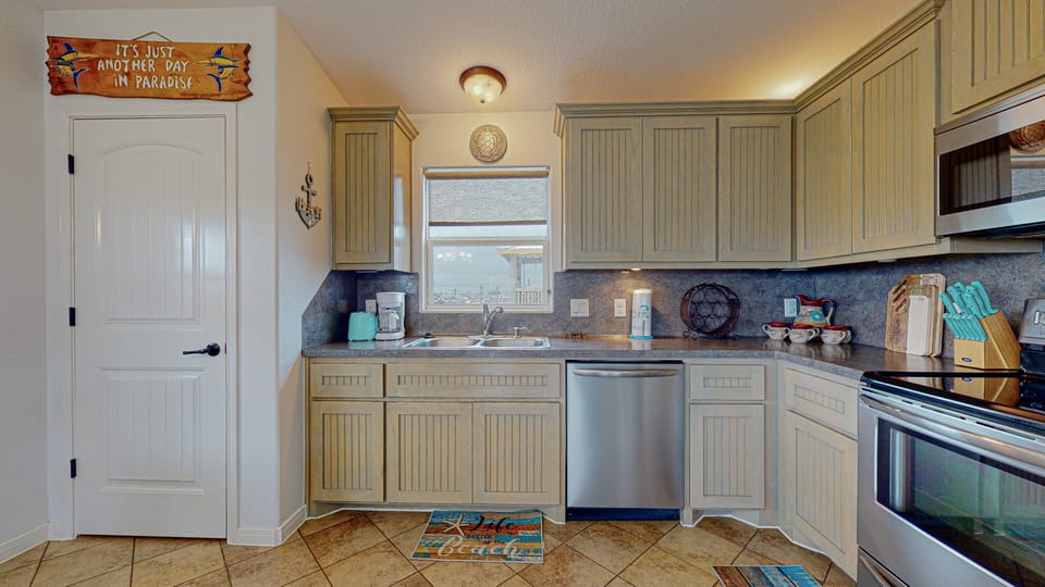 House, 2 Bedrooms | Private kitchen | Coffee/tea maker, fridge, oven, stovetop