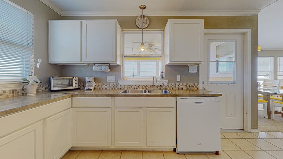 House, 3 Bedrooms | Private kitchen | Fridge, oven, stovetop, coffee/tea maker