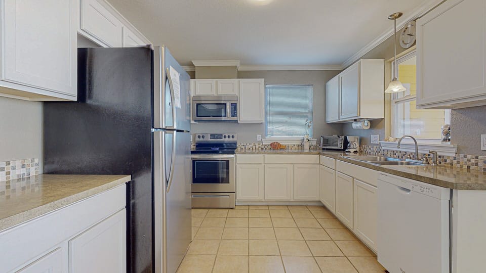 House, 3 Bedrooms | Private kitchen | Fridge, oven, stovetop, coffee/tea maker
