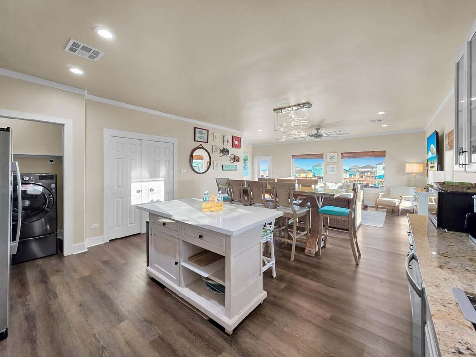 House, 3 Bedrooms | Private kitchen | Fridge, oven, coffee/tea maker
