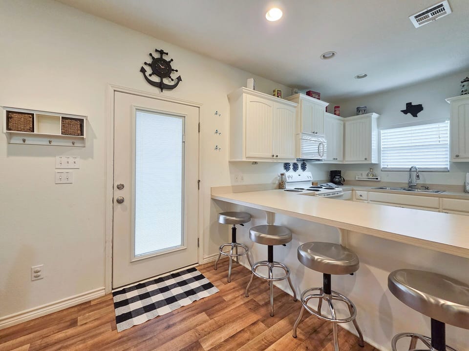 House, 2 Bedrooms | Private kitchen | Coffee/tea maker, fridge, oven, stovetop
