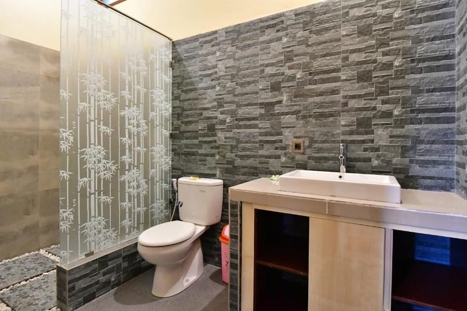 Executive Room, Sea View | Bathroom | Towels, soap, shampoo, toilet paper