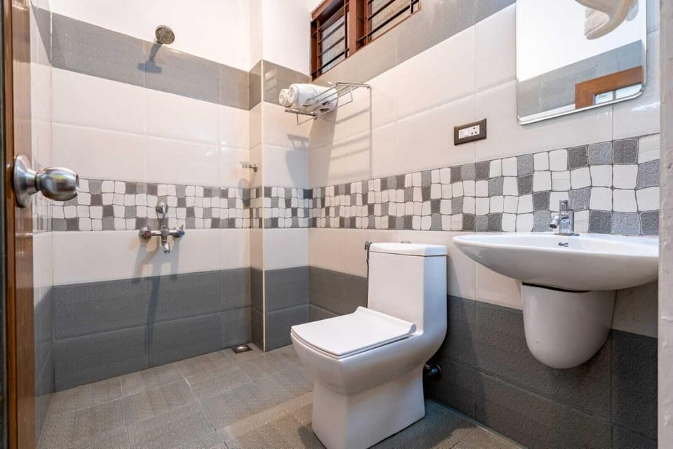 Deluxe Double Room | Bathroom | Shower, rainfall showerhead, free toiletries, towels