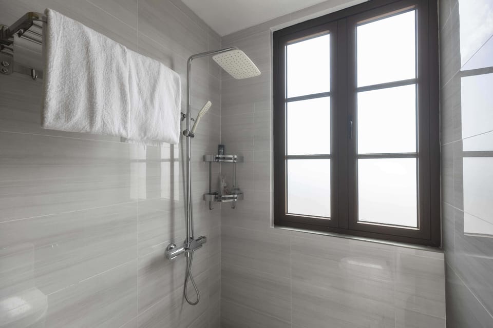 Deluxe Double Room, Beach View | Bathroom | Slippers