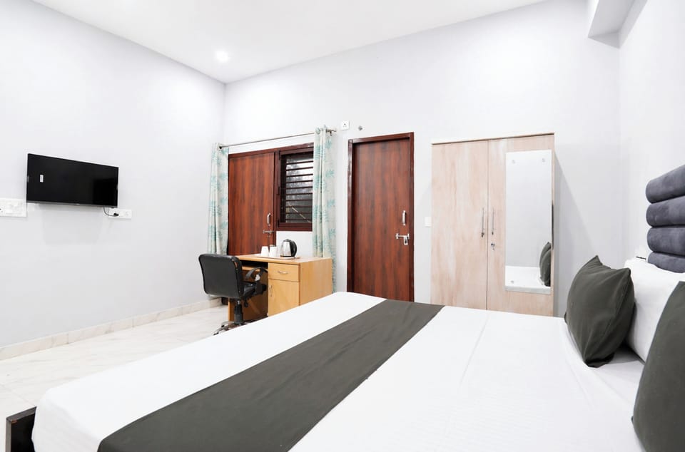 Deluxe Double Room, Air conditioning | Hypo-allergenic bedding, desk, soundproofing, free WiFi