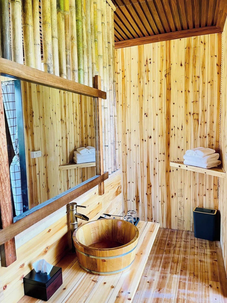 Superior Double Room | Bathroom | Hair dryer, towels, soap, shampoo