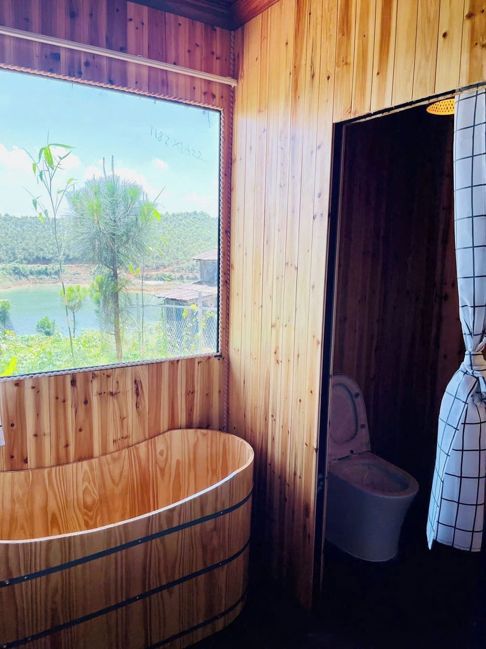 Superior Double Room | Bathroom | Hair dryer, towels, soap, shampoo