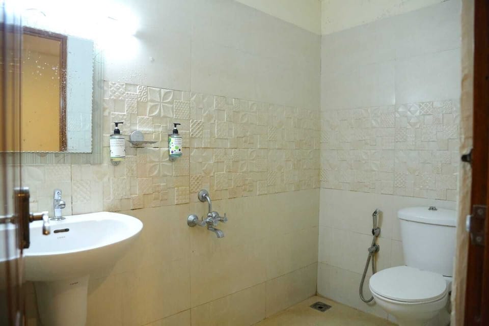Deluxe Room, Air conditioning | Bathroom