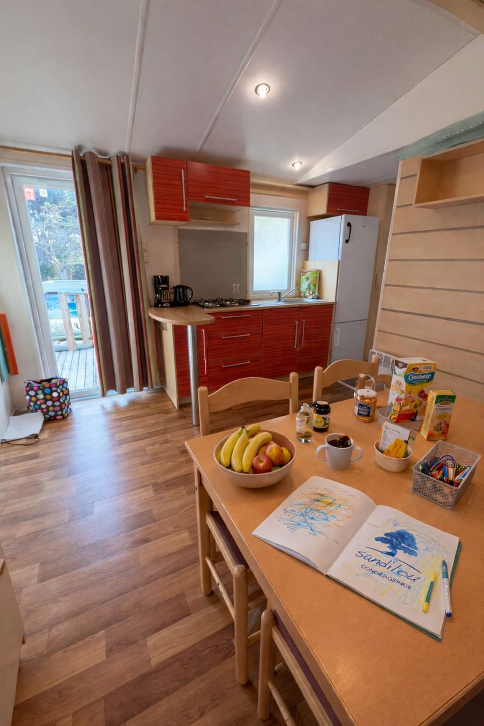 Share simple moments around a meal, in a friendly and fully equipped kitchen—Sandilou.