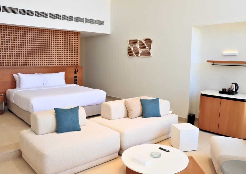 Deluxe Room, Pool View | Living area | TV