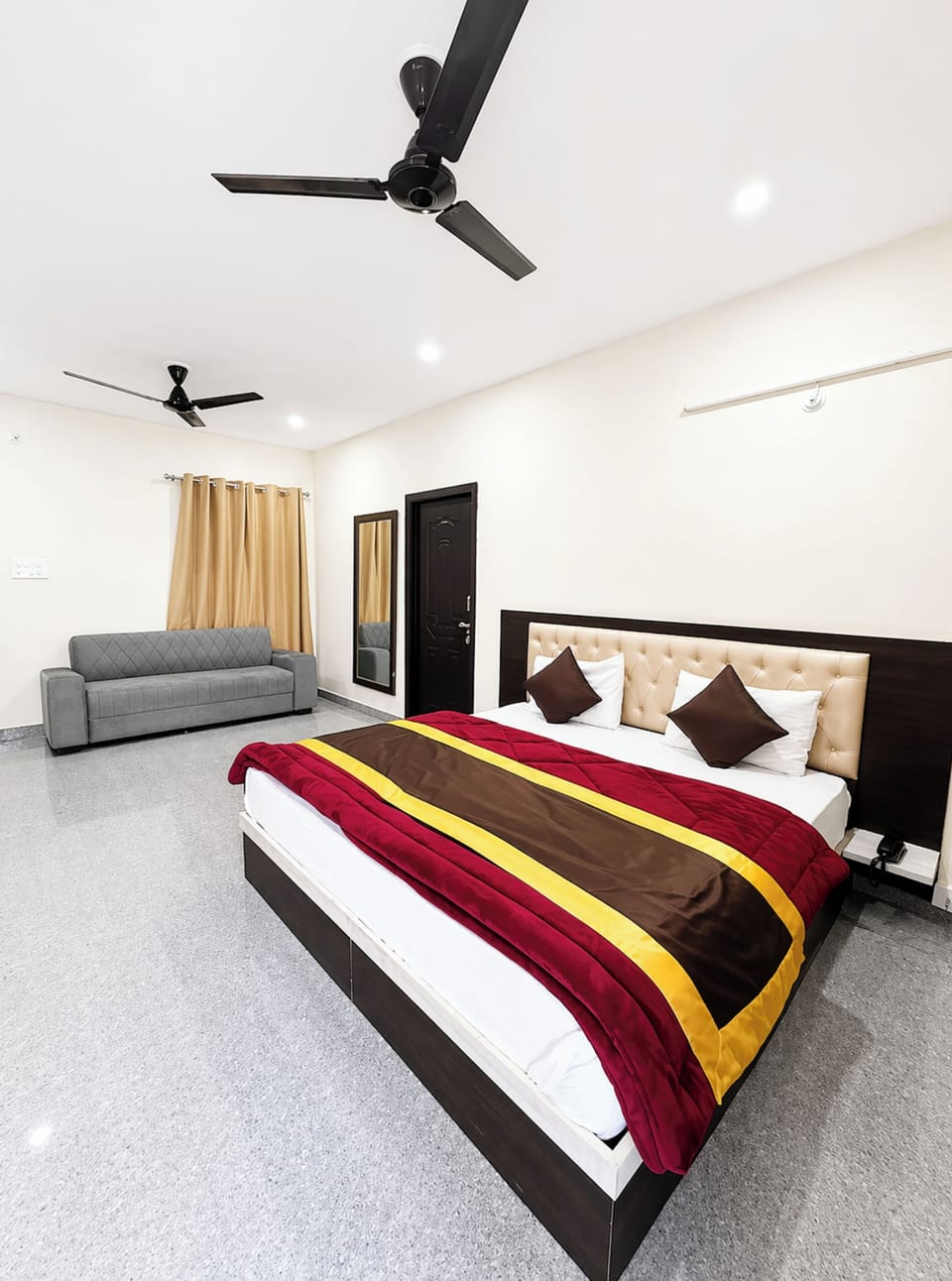 Hypo-allergenic bedding, desk, soundproofing, free WiFi