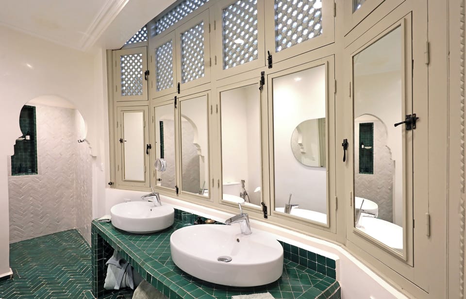Deluxe Double Room | Bathroom | Shower, hair dryer, towels, soap