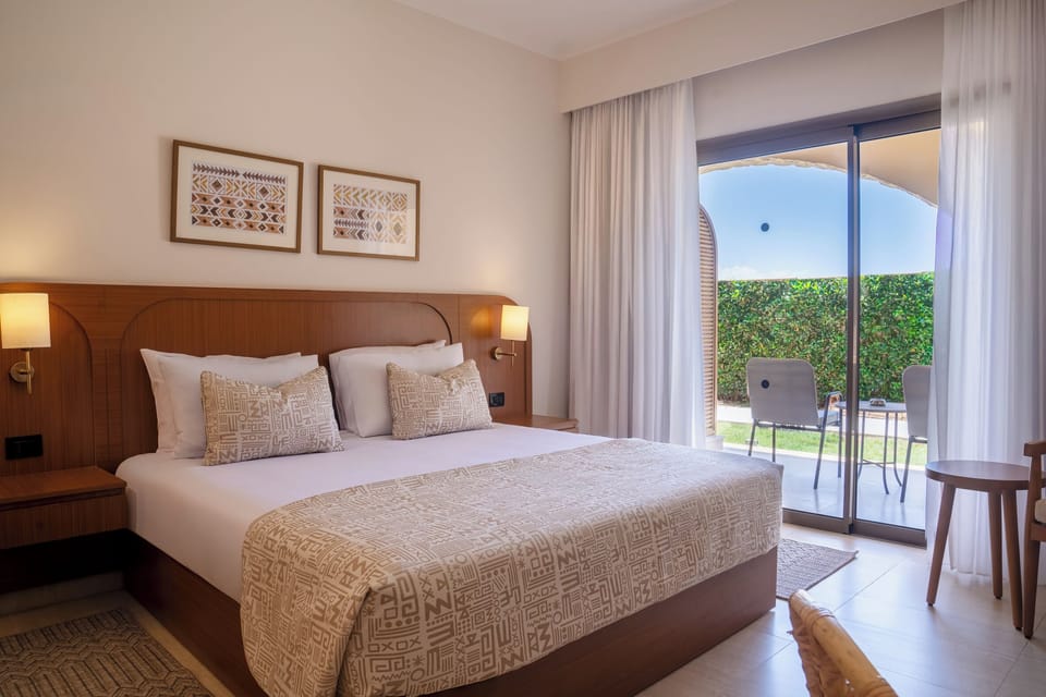 Superior Room, Garden View | Minibar, in-room safe, desk, blackout drapes