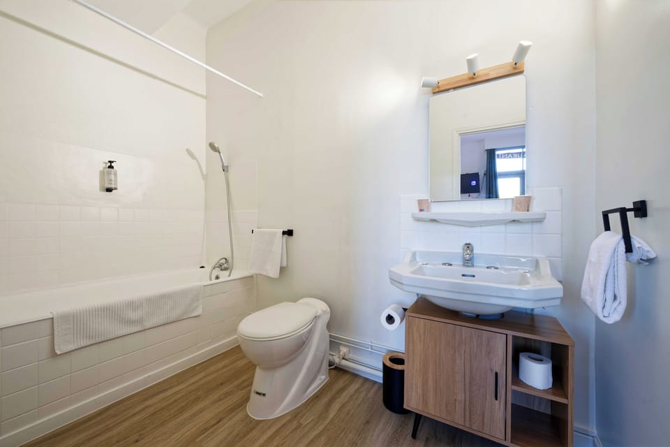 Superior Double Room | Bathroom | Shower, towels, soap, shampoo