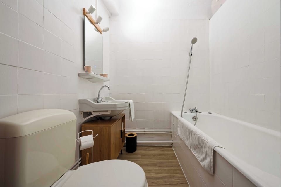 Single Room | Bathroom | Shower, towels, soap, shampoo