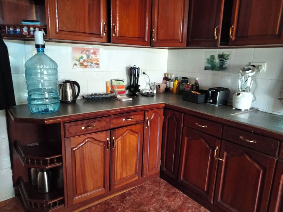 Full-size fridge, oven, stovetop, cookware/dishes/utensils