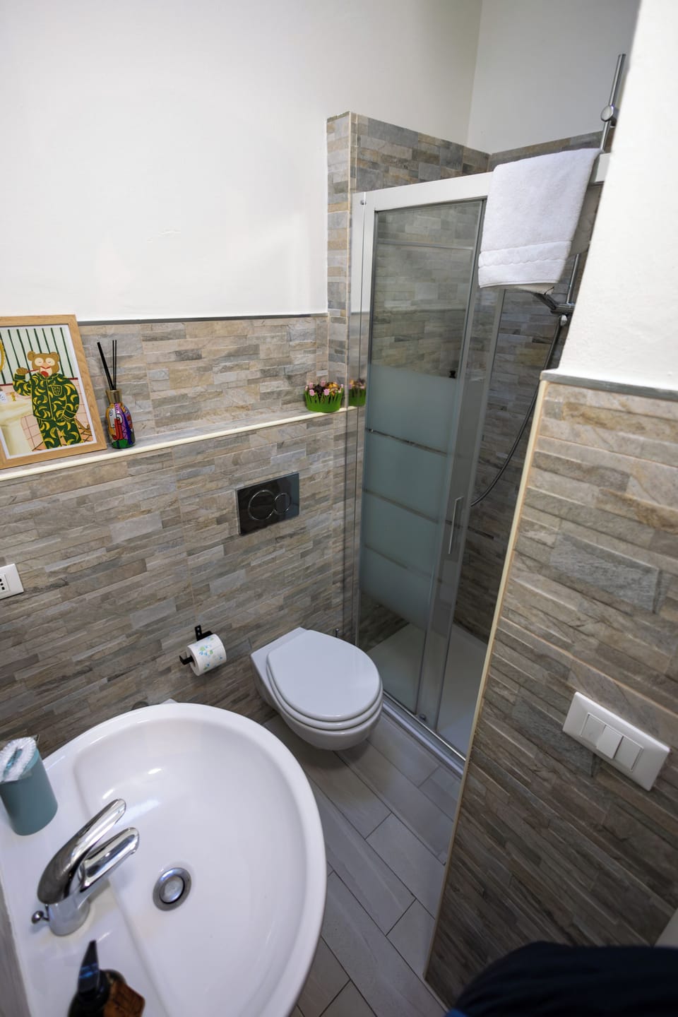 Comfort Apartment, Private Bathroom, City View | Bathroom | Shower, rainfall showerhead, free toiletries, hair dryer