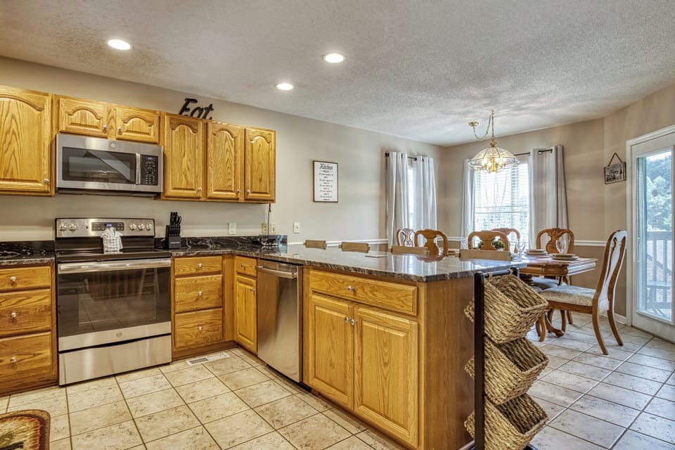 Smoky Mountain Vacation Rental "Endless View Lodge" - Kitchen and dinging room