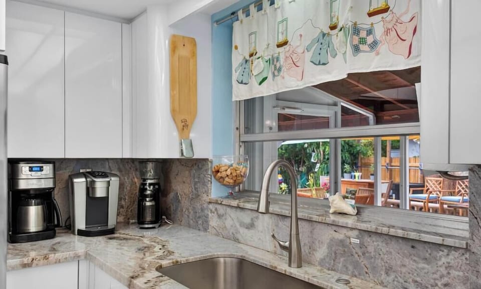 Kitchen: Keurig, auto drip, tea kettle, crock pot, ricecooker airfryer+bakeware.