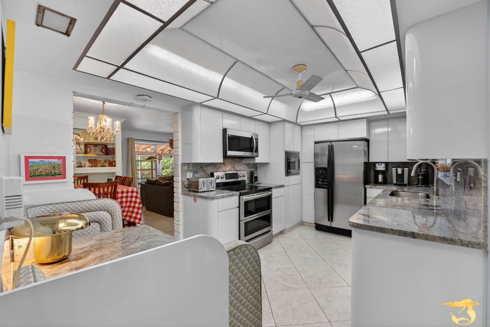 Kitchen + breakfast nook, See the pool and patio from the window.