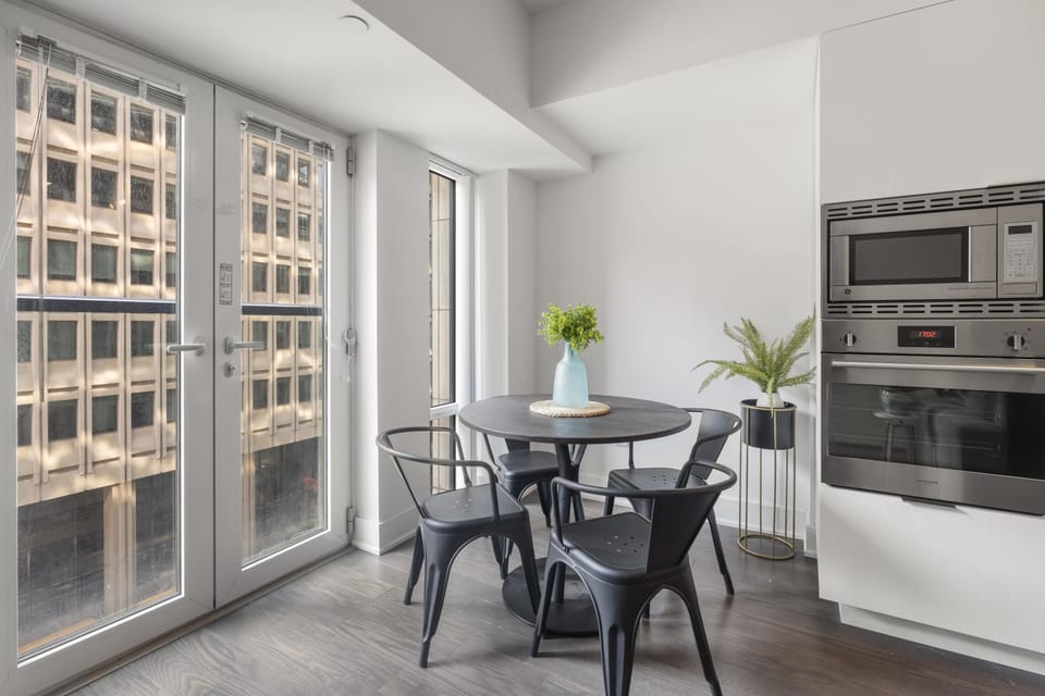 Standard Suite, 1 Bedroom, Non Smoking, City View | In-room dining