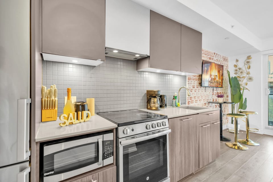 Comfort Studio Suite, 1 Queen Bed with Sofa bed, Non Smoking | Private kitchen | Fridge, microwave, oven, stovetop