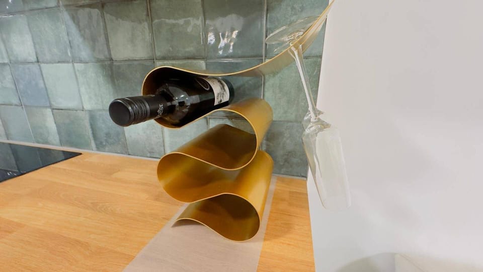 Combined shower/tub, deep soaking tub, hair dryer, towels