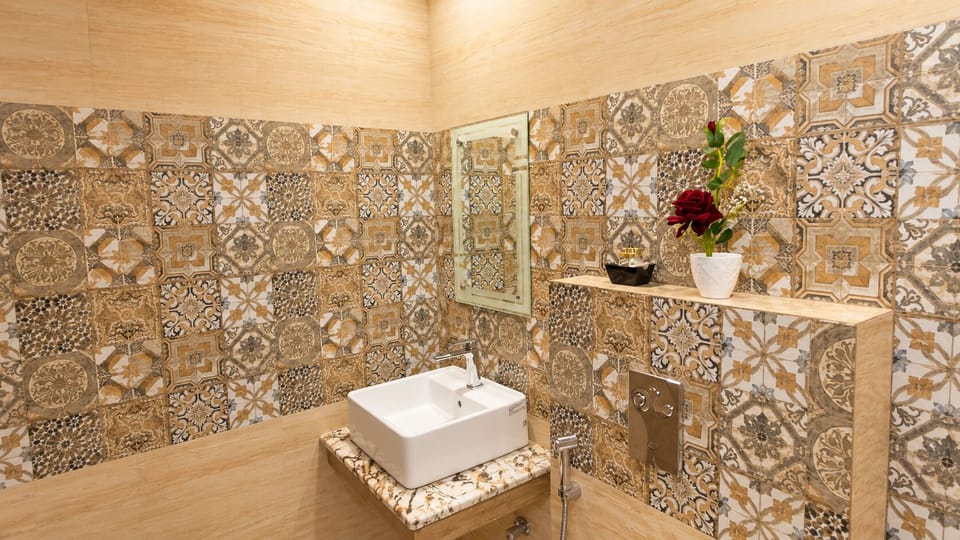Deluxe Room | Bathroom | Shower, slippers, towels, soap