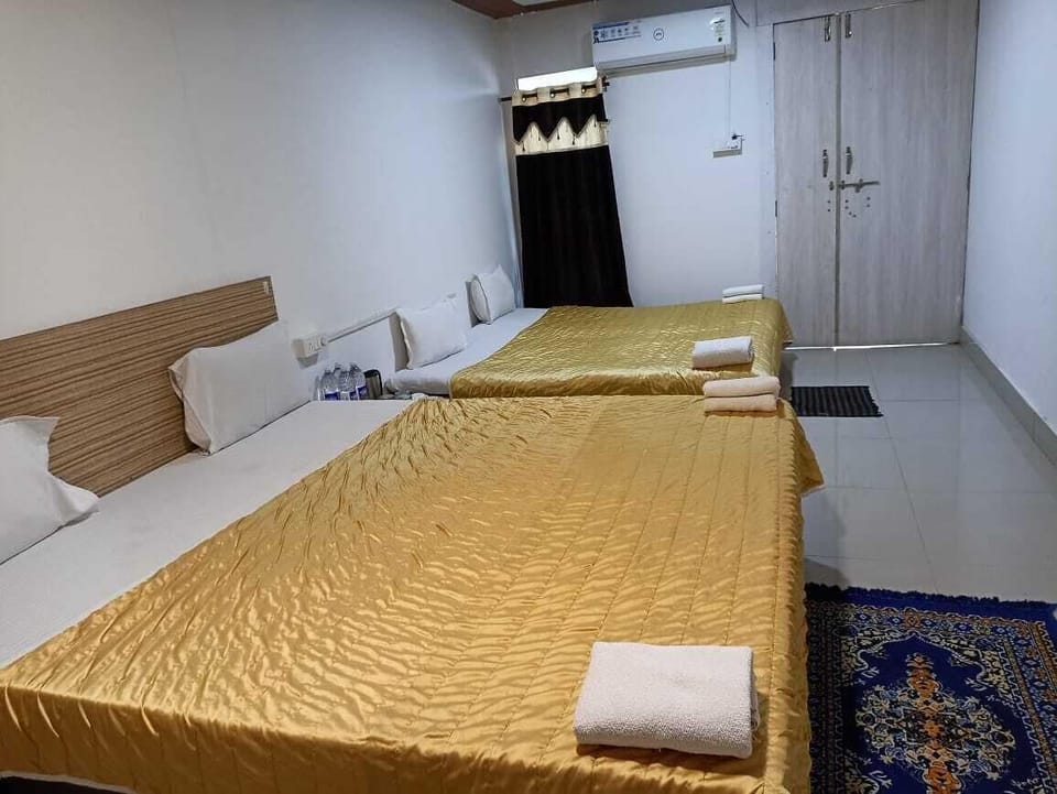 Comfort Room, 2 Queen Beds, Mountain View