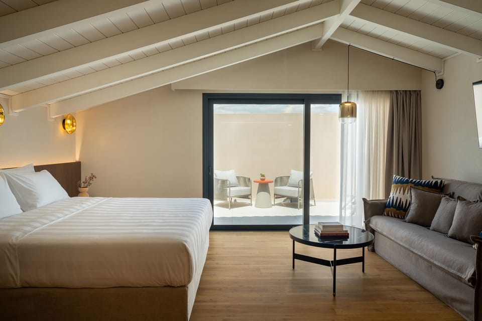 Suite, Balcony | Hypo-allergenic bedding, minibar, in-room safe, desk