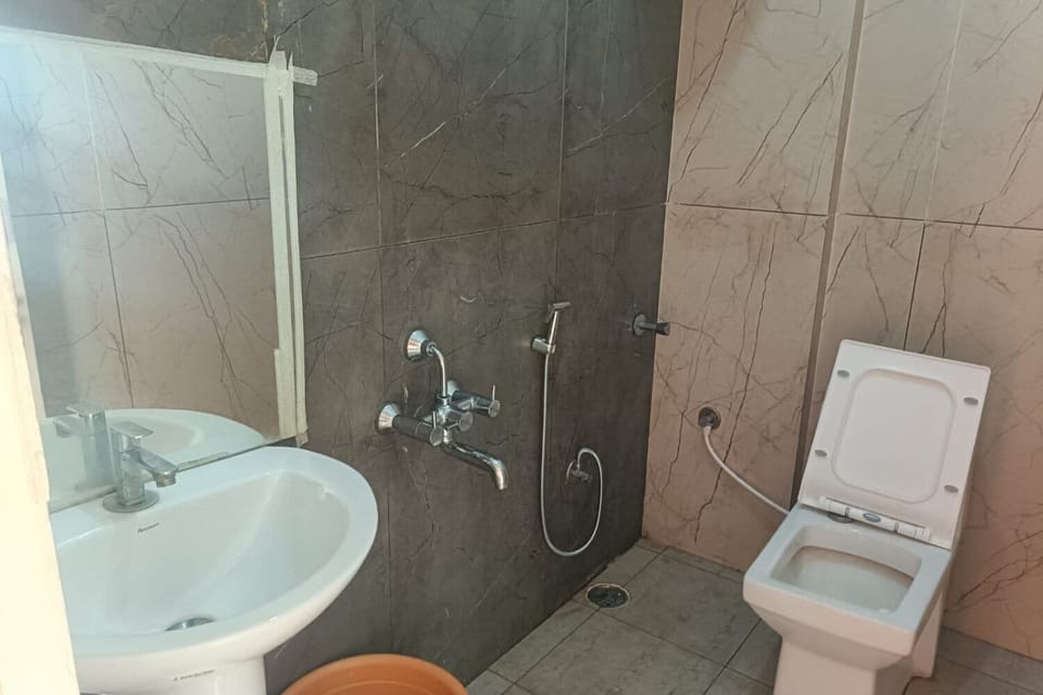 Shower, rainfall showerhead, free toiletries, towels
