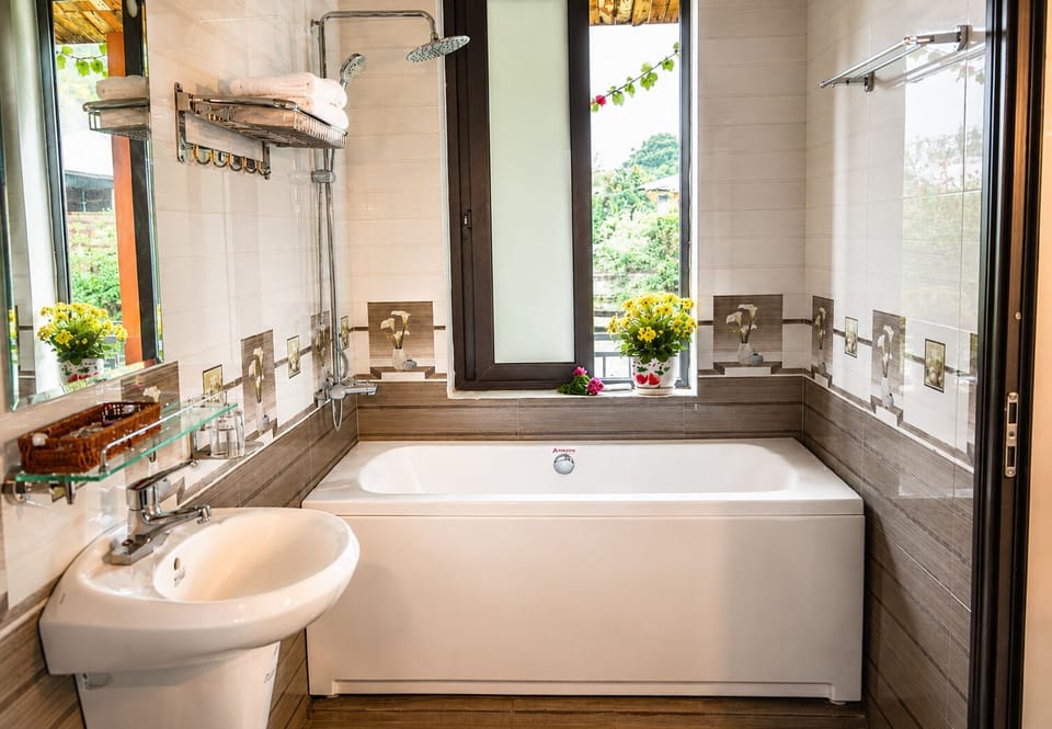 Deluxe Room, Balcony, Lake View | Bathroom | Shower, hydromassage showerhead, free toiletries, hair dryer
