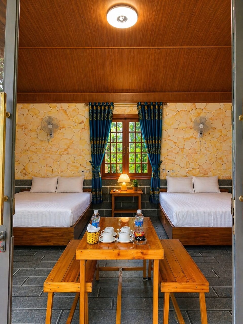 Family Room, Balcony, Lake View | Desk, soundproofing, WiFi (free), bed sheets