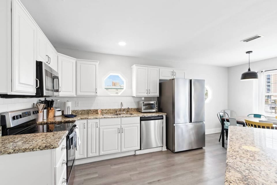 Bright kitchen with granite, stainless appliances & dining nook