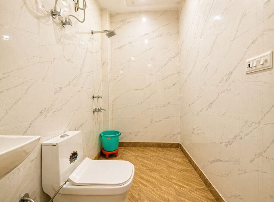 Double Room | Bathroom | Shower, free toiletries, towels, soap