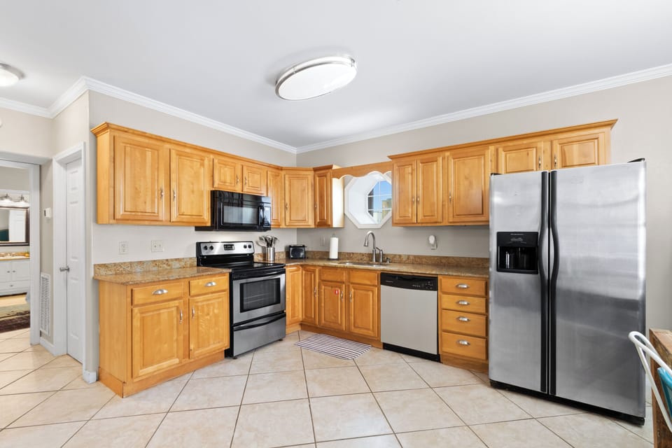 Spacious kitchen w/ stainless appliances, granite & ample storage